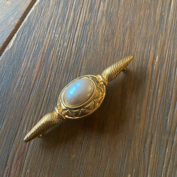 Elegant Vintage MONET Gold Plated Faux Pearl Cabochon Ornate Pin/ Brooch - Picture 3 of 5